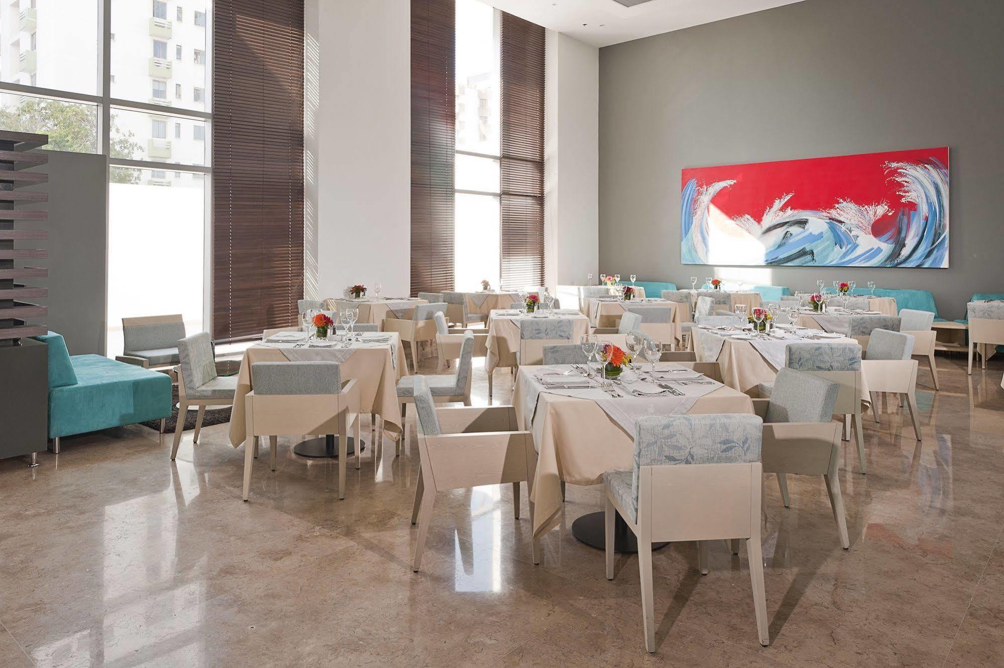 Nh Collection Royal Smartsuites Barranquilla  Restaurang bild